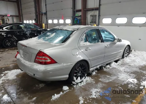 2005 Mercedes-Benz C 320 Luxury/Sport z USA, uszkodzony, nr VIN WDBRF64J15F622573